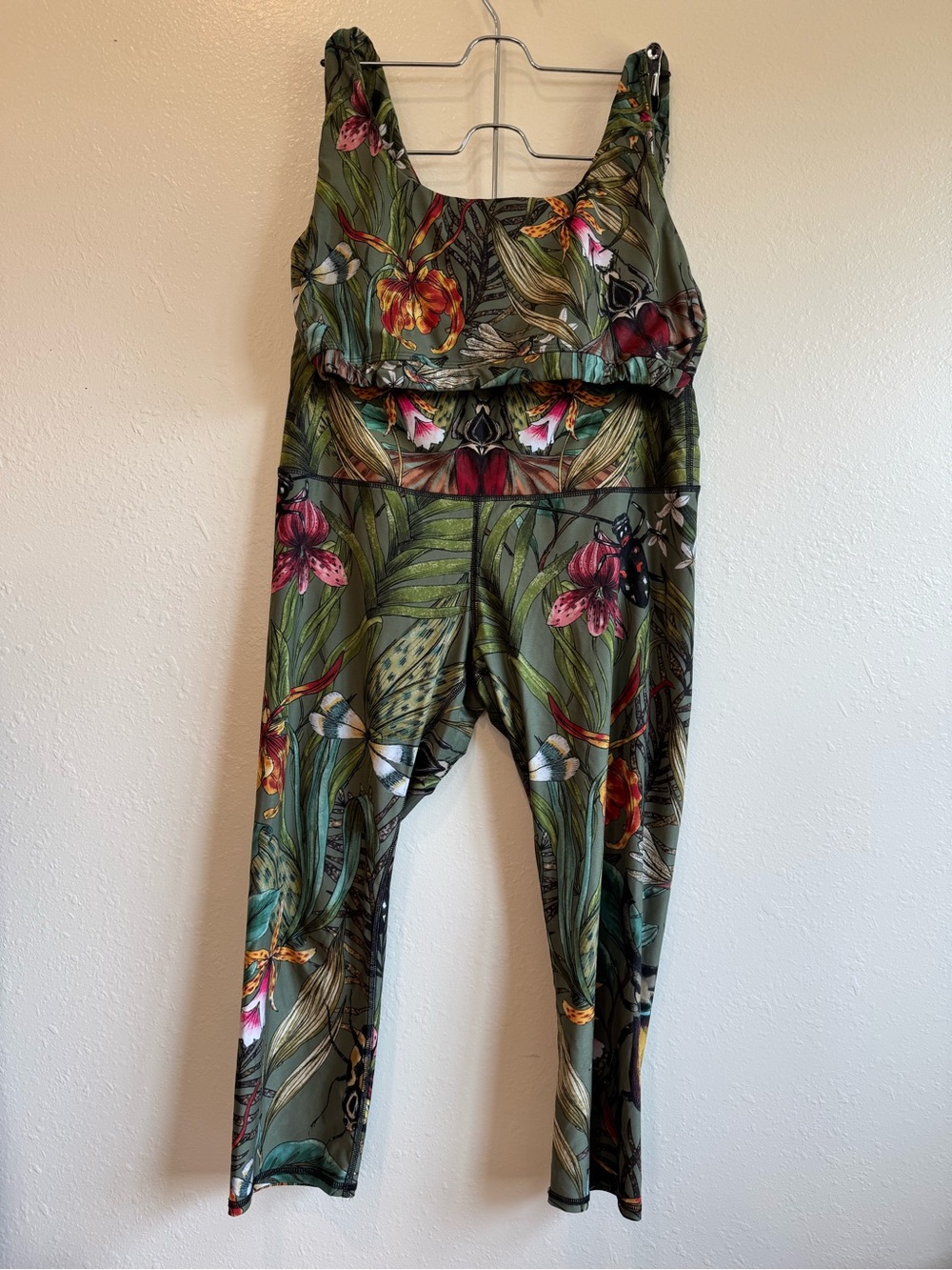 Yoga Democracy “Green Thumb” Size XL Active Bra and Capri Legging Full Set